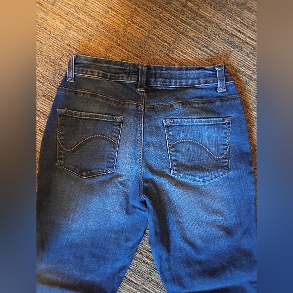Lee Straight Leg Women's Jeans. Size 4 Medium. Waist Is 14, Inseam 31. Curvy Fit - Picture 1 of 8